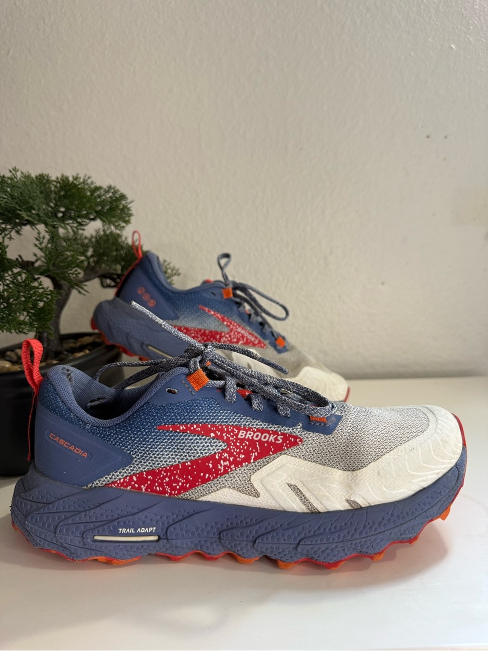 Brooks Cascadia 17 Women size 6 Trail Shoes in Blue/Red/White
